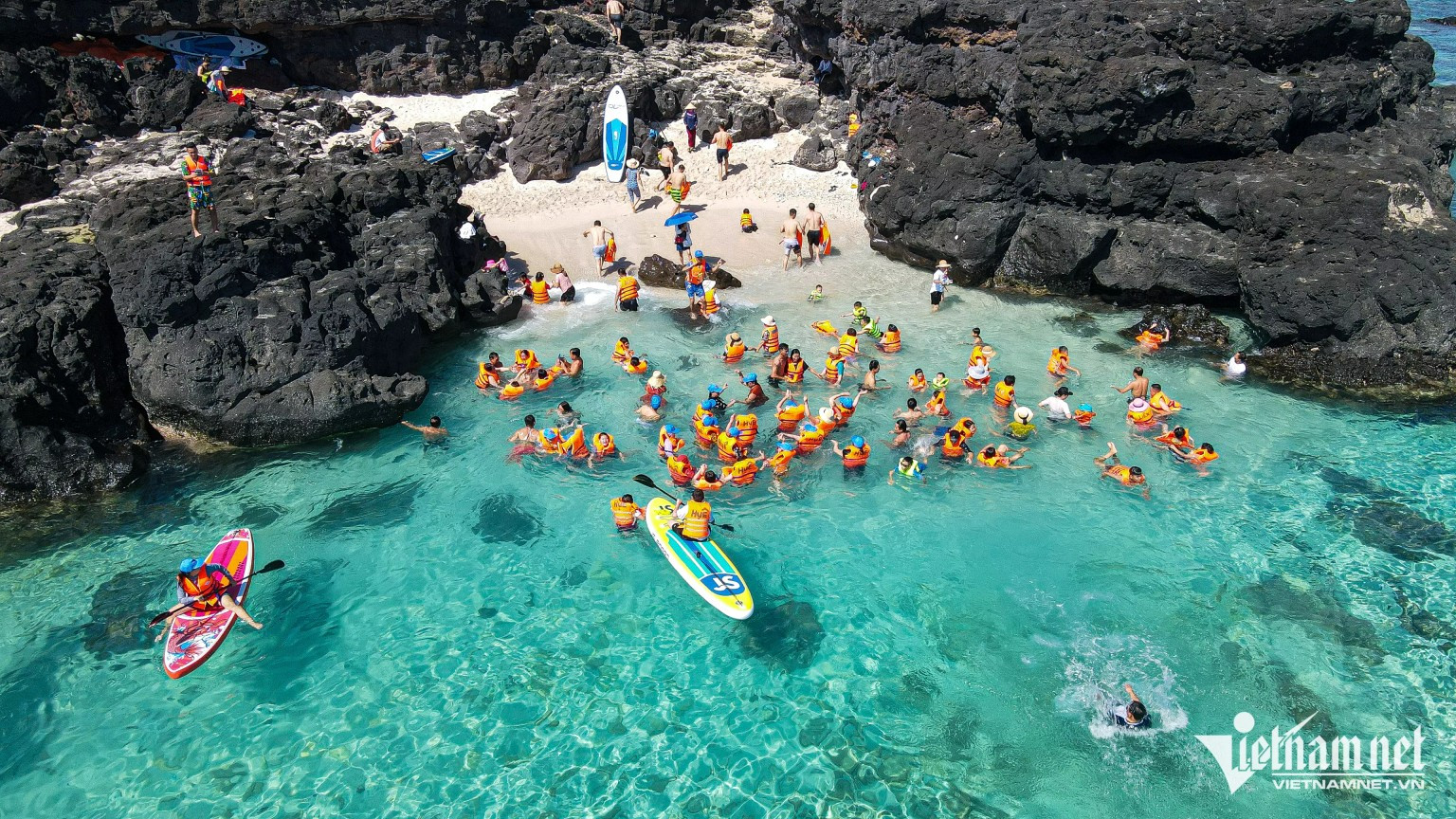 People flock to beaches to avoid summer heat