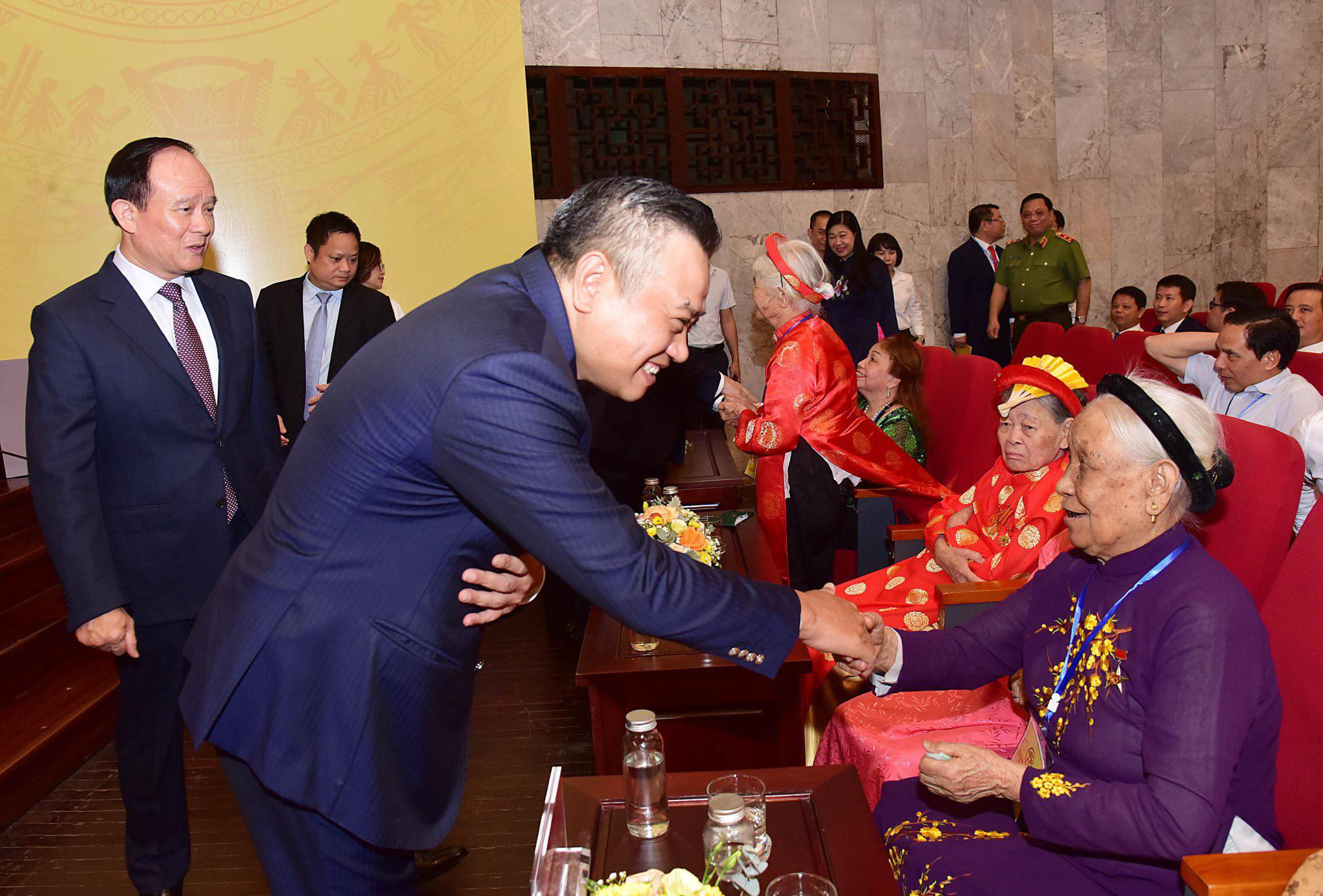 Chủ tịch Hà Nội: Đảm bảo mức sống gia đình người có công bằng hoặc cao hơn mức trung bình