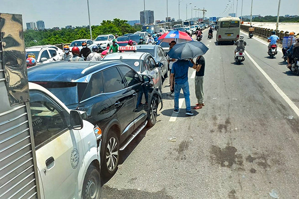 6 ô tô đâm liên hoàn trên cầu Vĩnh Tuy, giao thông ùn tắc kéo dài