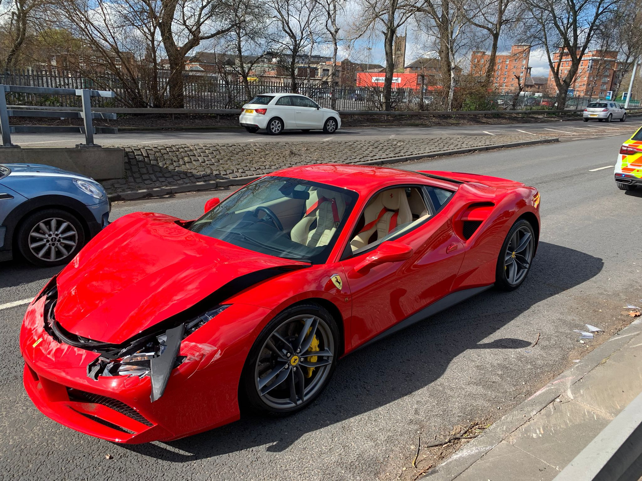Siêu xe Ferrari mới “bóc tem” đã toác đầu vì ông chủ lái non