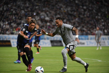 Neymar ăn vạ thô thiển kiếm penalty ở trận giao hữu tại Nhật Bản