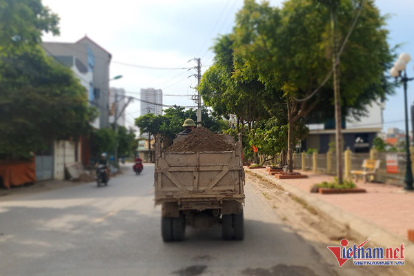 Thành điểm trung chuyển bất đắc dĩ, xã ven đô oằn mình hứng bùn, bụi