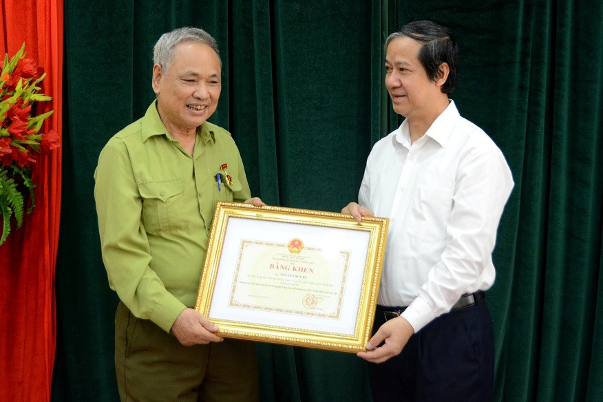 Bộ trưởng GD-ĐT tặng bằng khen cho cụ ông 82 tuổi đỗ tốt nghiệp