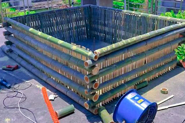 Ông bố chặt tre về làm bể bơi: Con thích mê, hết xem điện thoại