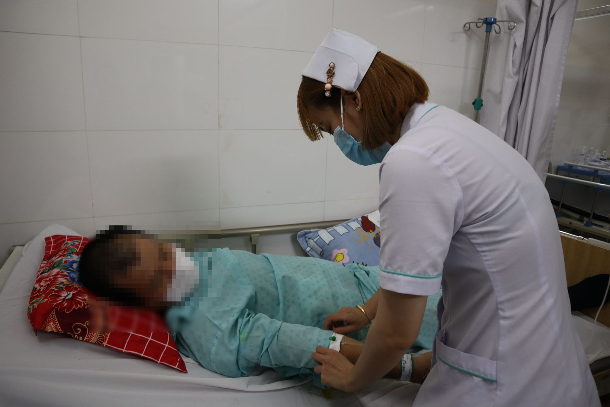 Người đàn ông đau đớn vì bụng như bà bầu, hút ra 15 lít dịch