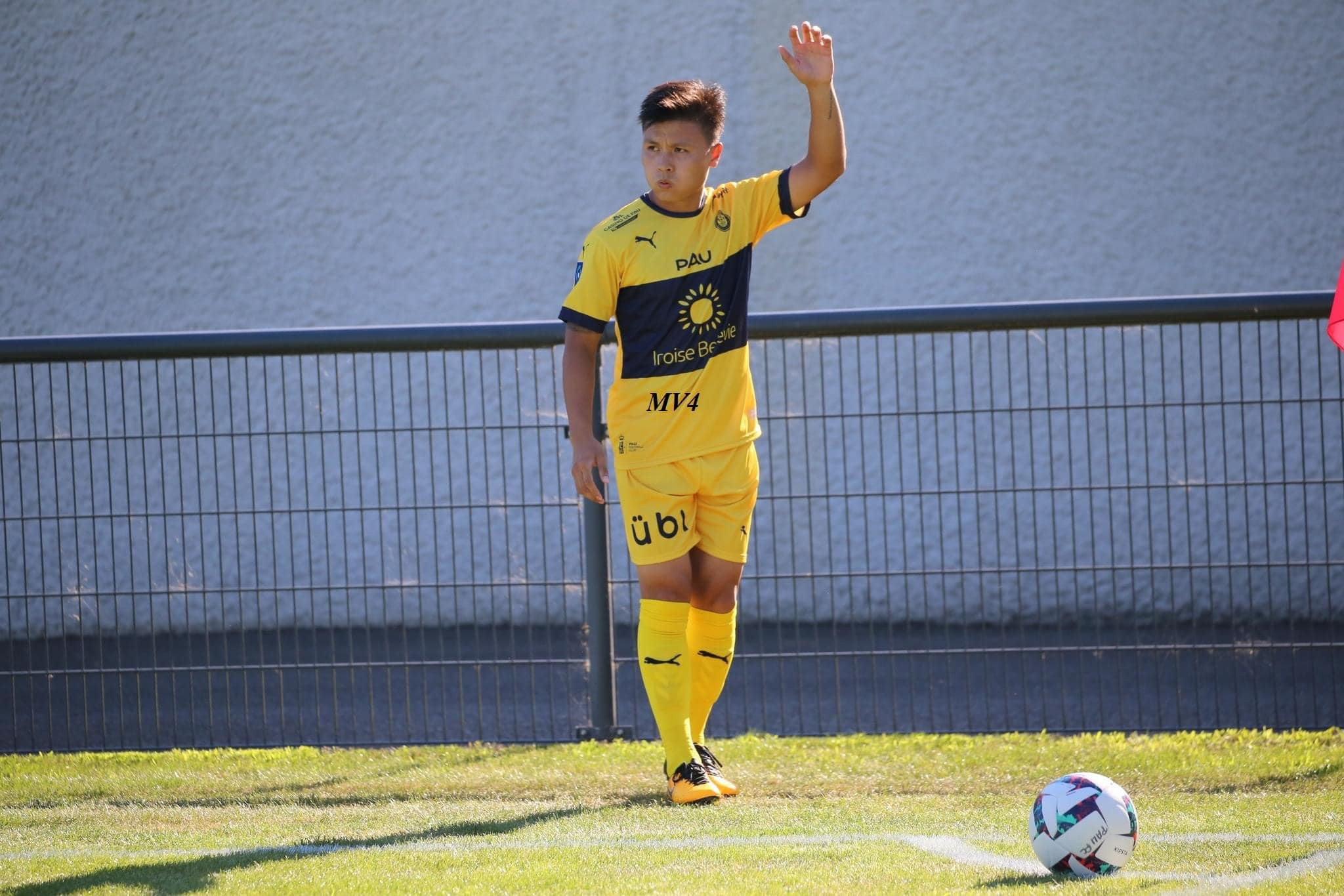 Đồng đội tại Pau FC, Henri Saivet: Quang Hải cần phải học hỏi rất nhiều