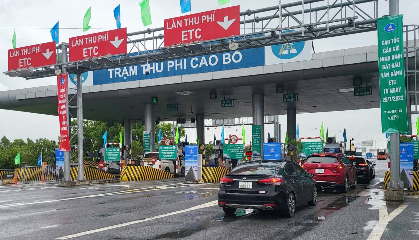 Tiền đầy tài khoản, ô tô dán thẻ ETC vẫn không qua được trạm thu phí