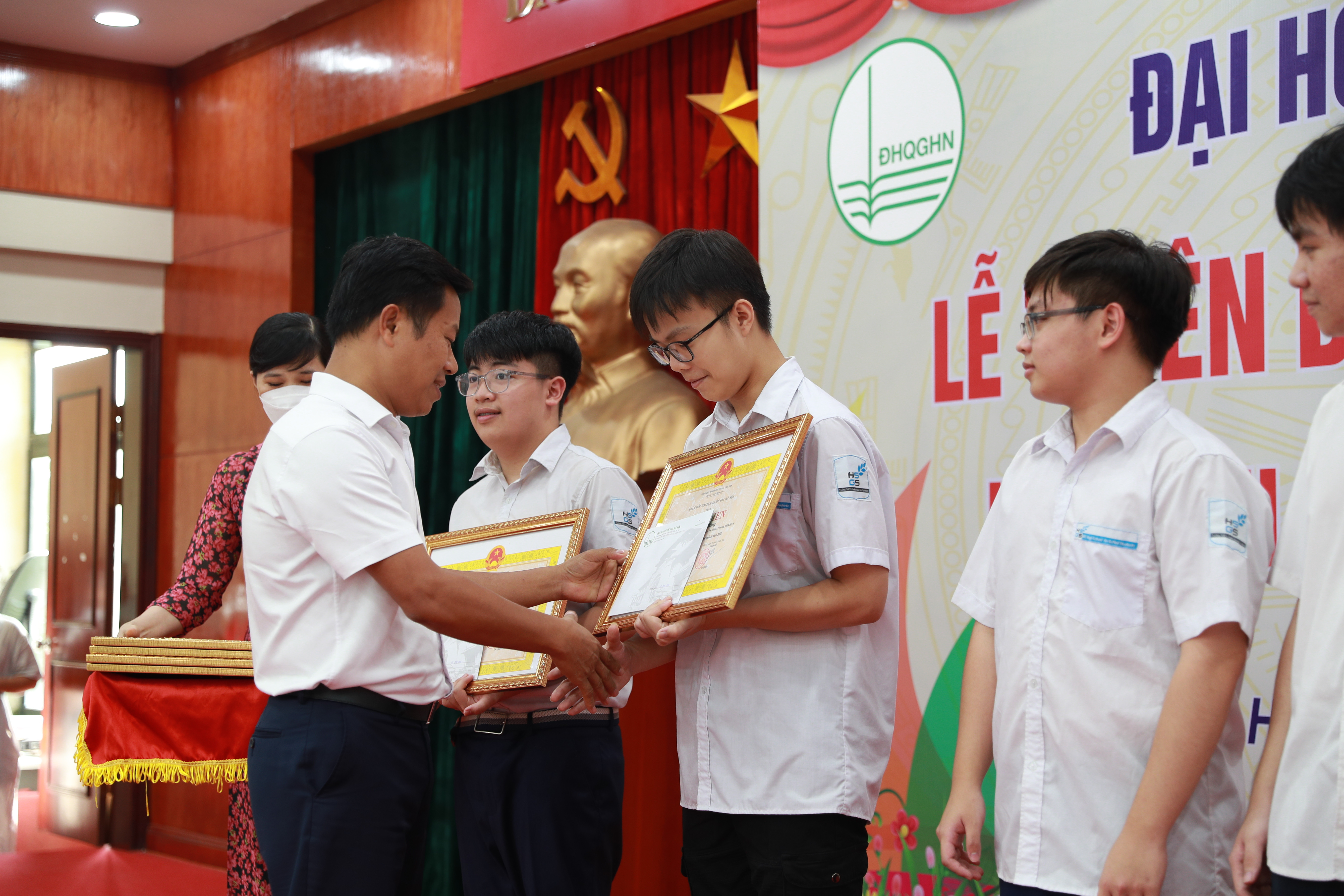 ĐH Quốc gia Hà Nội khen thưởng 6 nam sinh giành HCV quốc tế