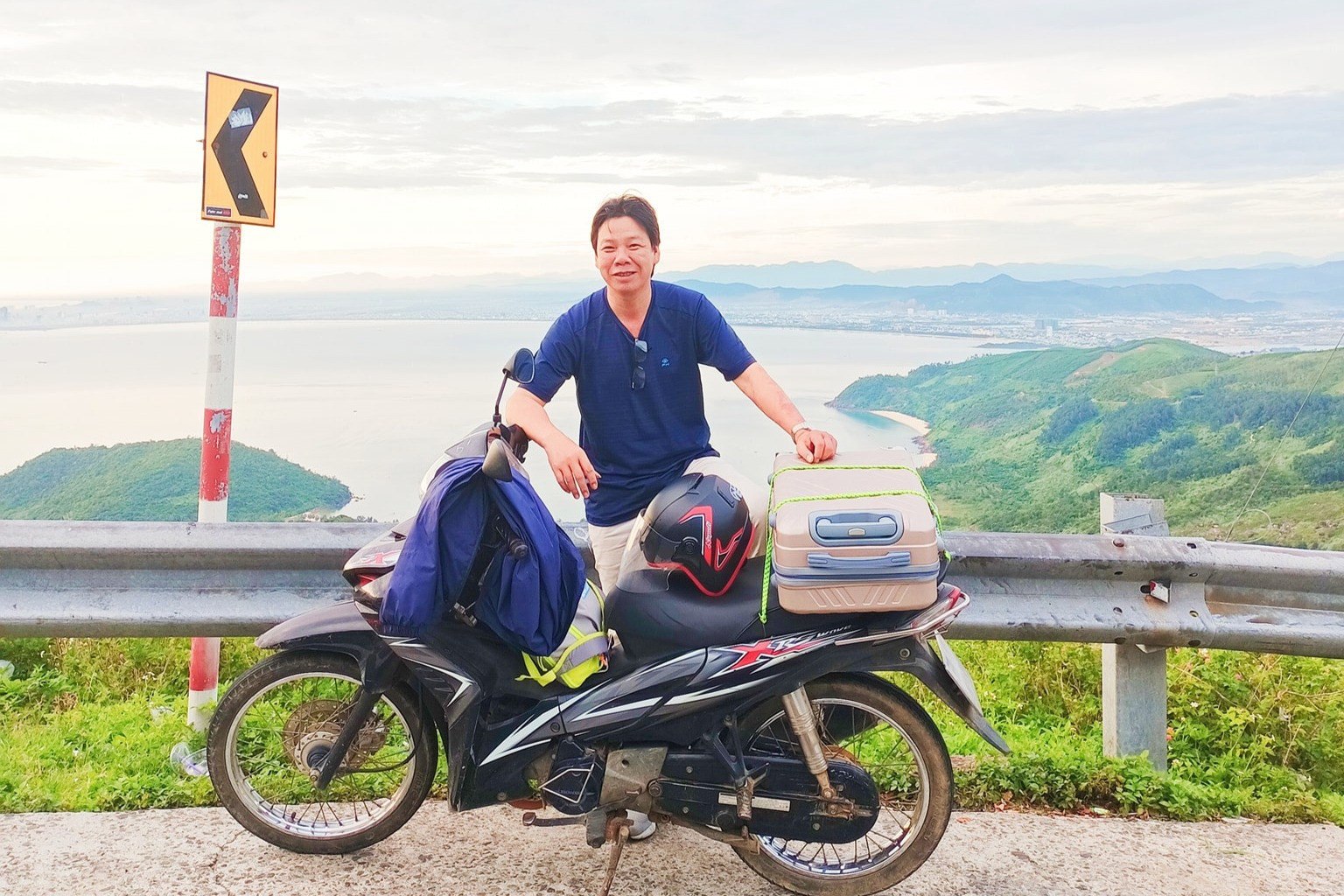 Đi xe máy xuyên Việt, thầy giáo 52 tuổi kể lúc chặn đầu ô tô trên 'đèo gió hú'