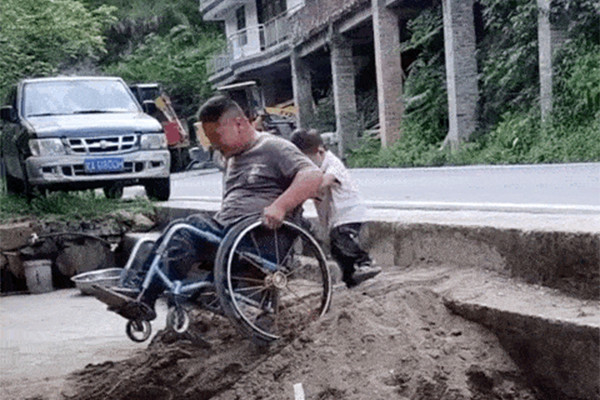Cậu bé 2 tuổi đẩy xe lăn giúp bố bỗng nổi tiếng khắp mạng xã hội