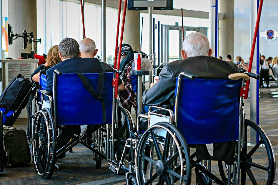 Học từ TikTok, du khách dùng trò ngồi xe lăn để né xếp hàng ở sân bay đông đúc