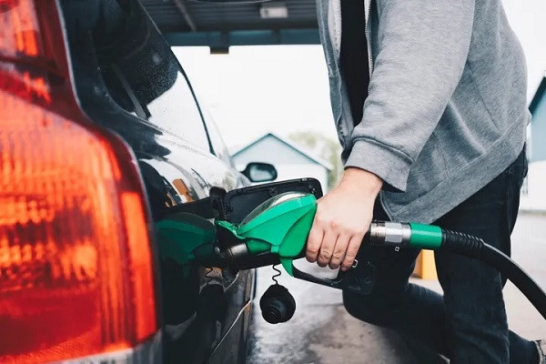 Chạy xe ô tô thế nào để tiết kiệm xăng?