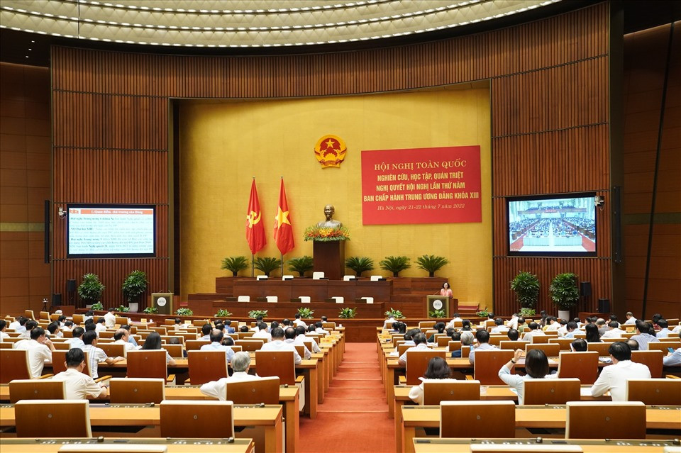 Sao cứ để người bị kỷ luật rao giảng đạo đức