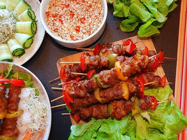 Nhờ chiêu ướp gia vị này, món thịt xiên nướng trở nên thơm nức