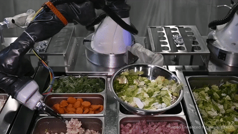 Xem robot chế biến và phục vụ đồ ăn thay con người