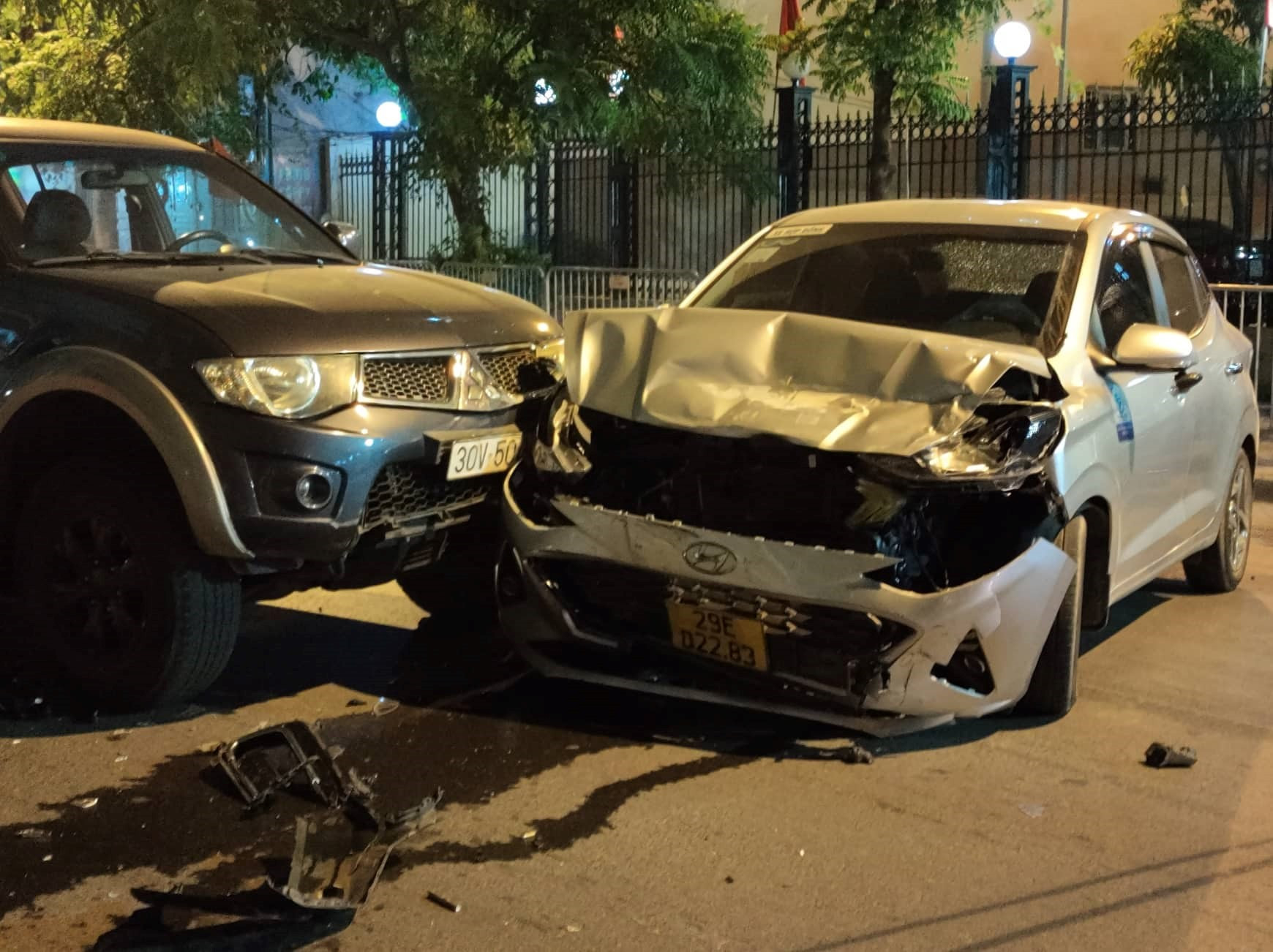 Hà Nội: Tai nạn liên hoàn giữa 4 ô tô, 6 xe máy làm nhiều người thương vong
