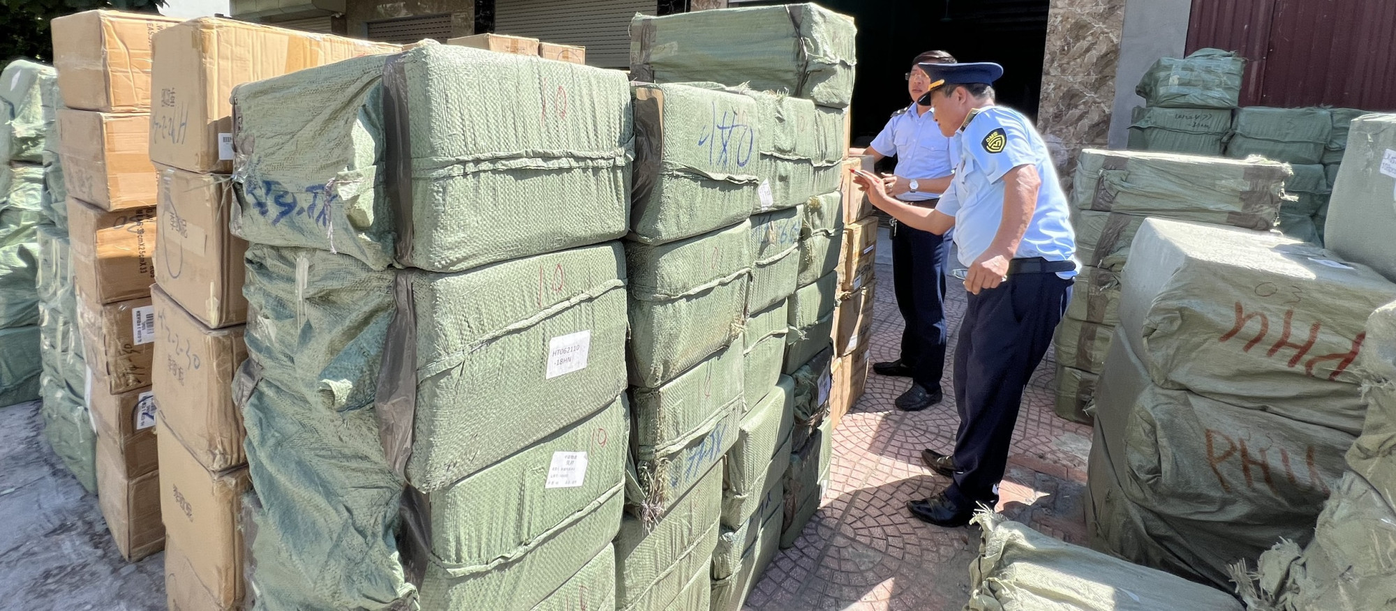 Hơn trên 20 tấn hàng hóa với 76.804 sản phẩm, trong đó gần 25.000 sản phẩm là nước hoa Lancôm, Versace, Giorgio, Armani, Dior, Victoria’s secret, chanel, Gucci, hugo boss….