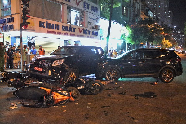 Tạm giữ tài xế  vụ tai nạn liên hoàn giữa 4 ô tô, 6 xe máy ở Hà Nội