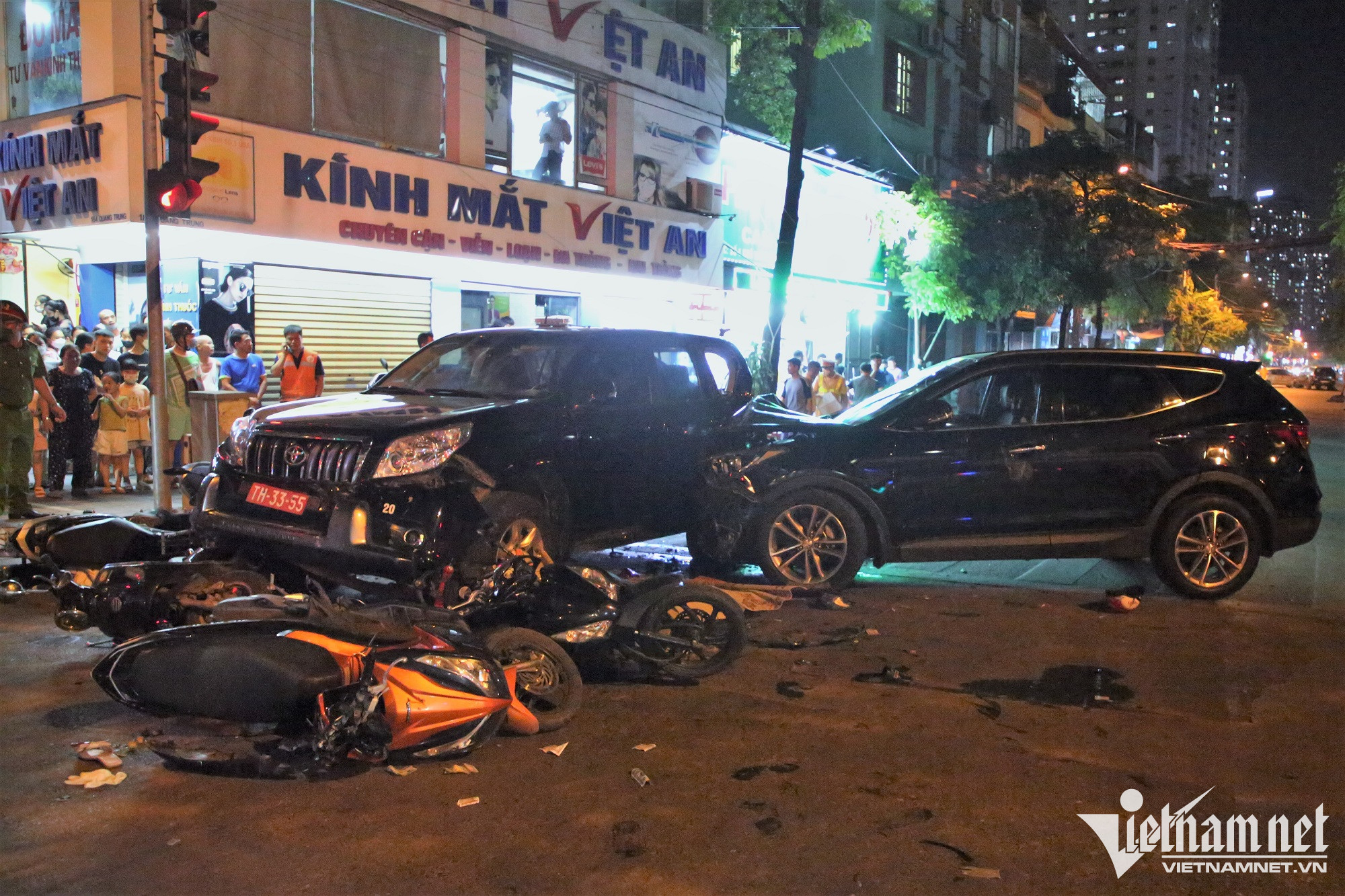 Tạm giữ tài xế vụ tai nạn liên hoàn giữa 4 ô tô, 6 xe máy ở Hà Nội