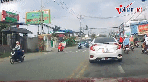 Người đàn ông đi xe máy tự đâm vào ô tô rồi chỉ tay 'trách ngược'