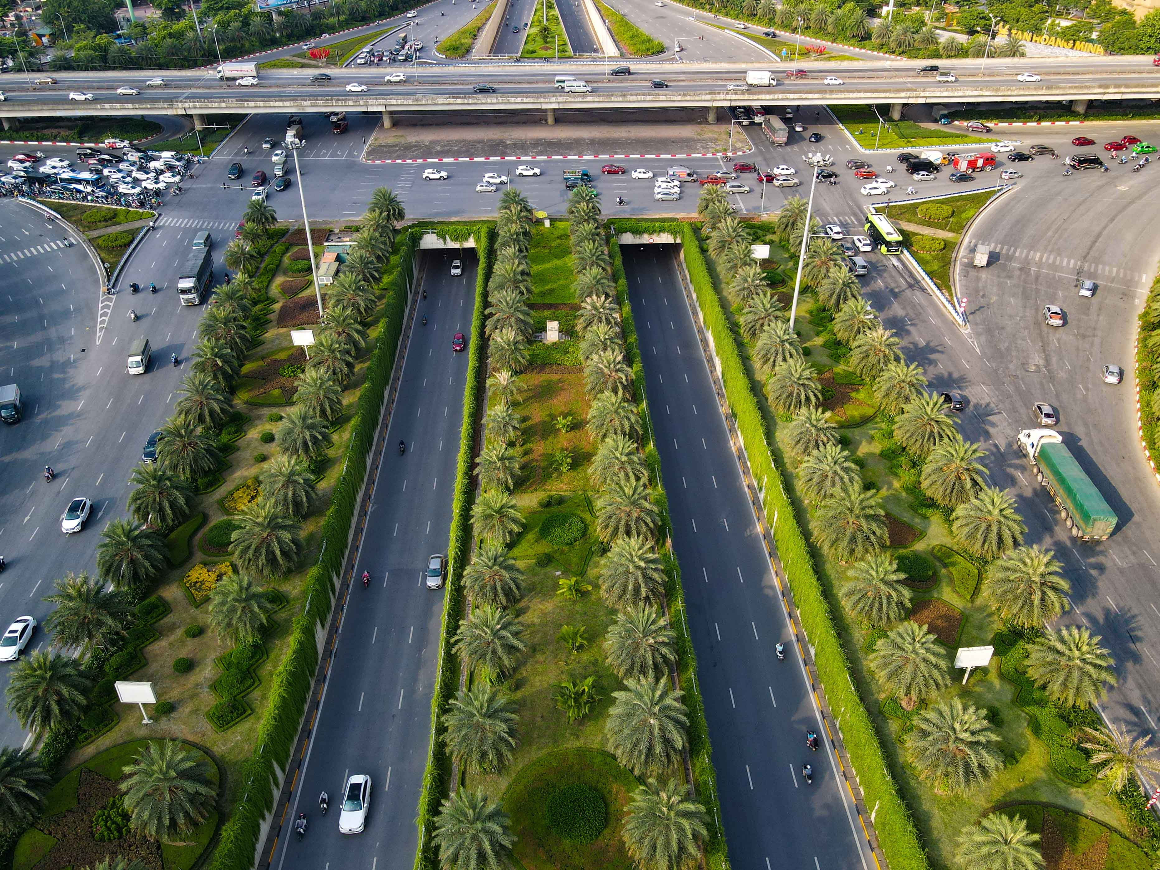 Tại khu vực này, các hàng cây được trồng nối tiếp đan xen nhau tạo nên một màu xanh trong lành cho cả con đường.
