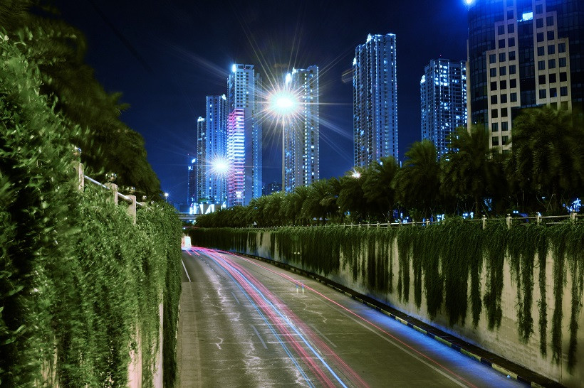 Hầm chui Trung Hòa buổi tối vẫn xanh mướt. Công trình được cho là làn gió mới thổi bùng vào các dự án làm xanh thành phố, thân thiện môi trường.
