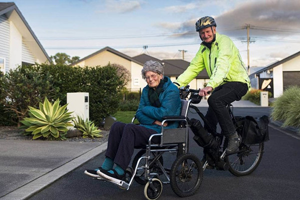 Cụ ông 79 tuổi gây sốt khi chế tạo xe điện để chở vợ đi dạo