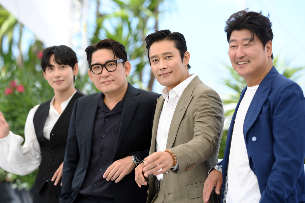 Đạo diễn hái ra tiền đứng sau phim 446 tỷ của Song Kang Ho, Lee Byung Hun
