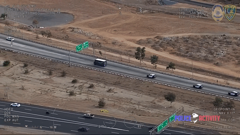 Xem cảnh sát Mỹ rượt đuổi ô tô, tóm gọn tội phạm nguy hiểm trên cao tốc