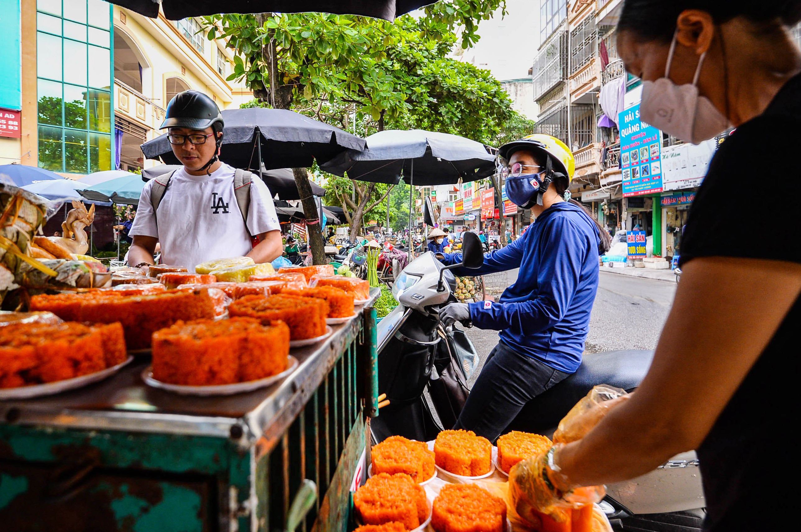 Hàng bán đồ cúng đông khách ngày đầu tháng 'cô hồn'