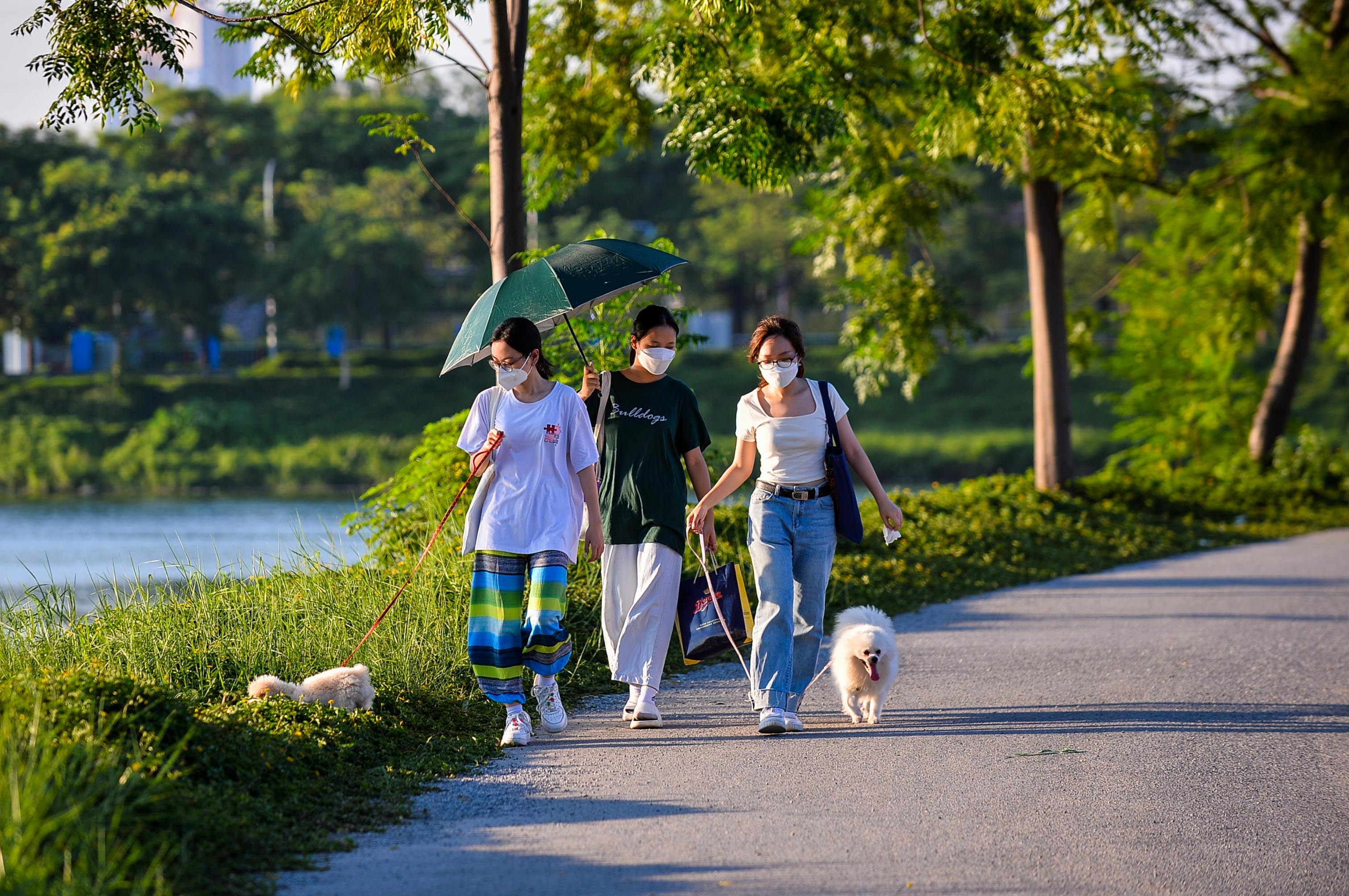 Ngạc nhiên khi lần đầu Hà Nội có công viên dành cho chó, Trang (18 tuổi) liền cùng bạn bè dẫn theo thú cưng đến để vui chơi. 