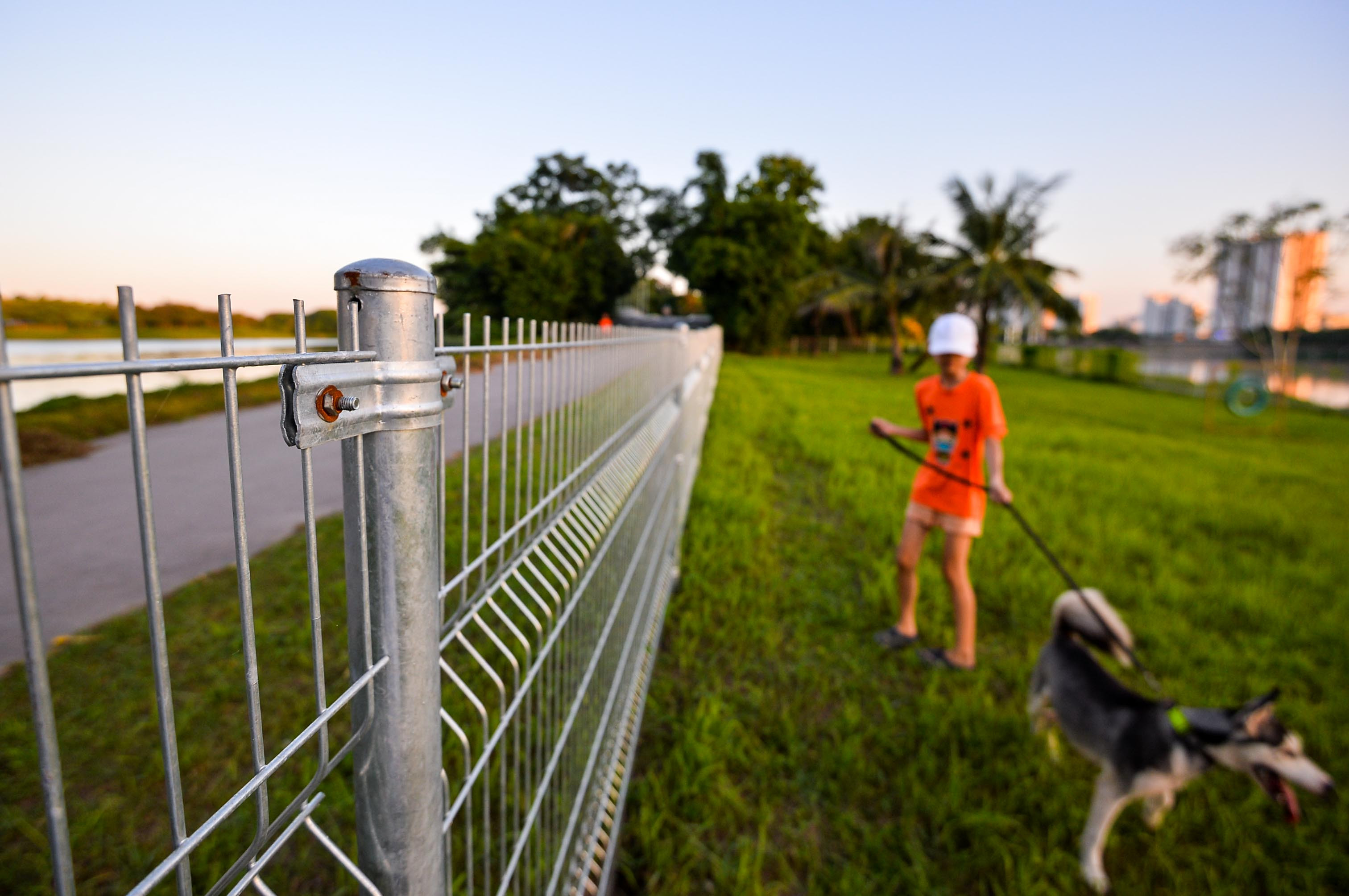 Xung quanh hàng rào thép có hộp đựng túi nylon để người nuôi dọn dẹp sau khi thú cưng đi vệ sinh. 