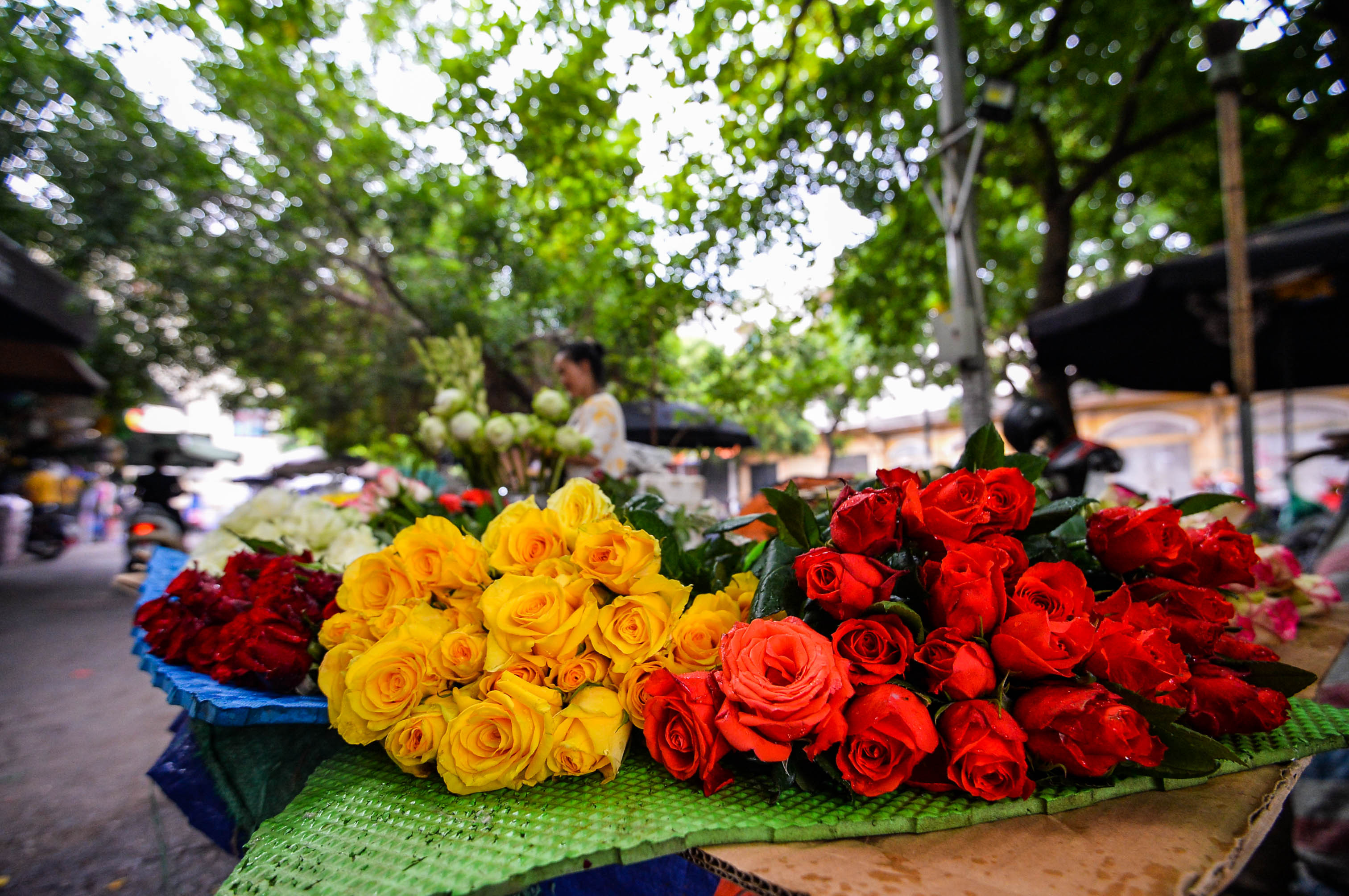 Hoa cúc là loại hoa được thắp hương nhiều nhất nhưng một chủ cửa hàng cho biết những năm gần đây, khách hàng dần có xu hướng mua hoa hồng, hoa sen để thay thế, thắp hương vào ngày đầu tháng 7 Âm lịch. 