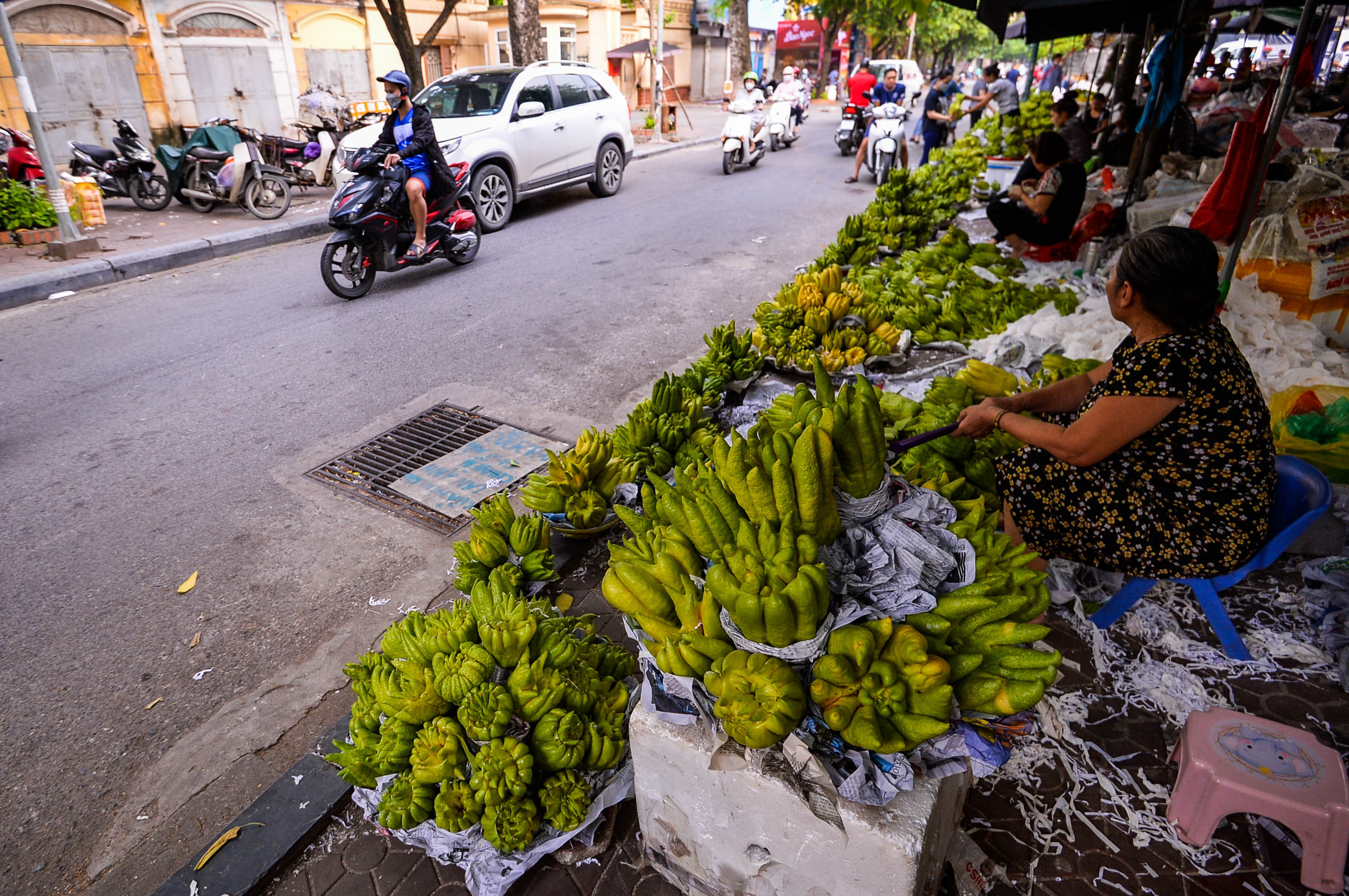 Quả phật tử được bày trước vỉa hè là loại trái cây được nhiều người ưa chuộng mỗi dịp lễ. Quả nhỏ có giá từ 30.000 đến 40.000 đồng. Để bày biện bàn thờ, chị em phụ nữ thường lựa chọn loại có giá từ 50.000 - 100.000 đồng. 