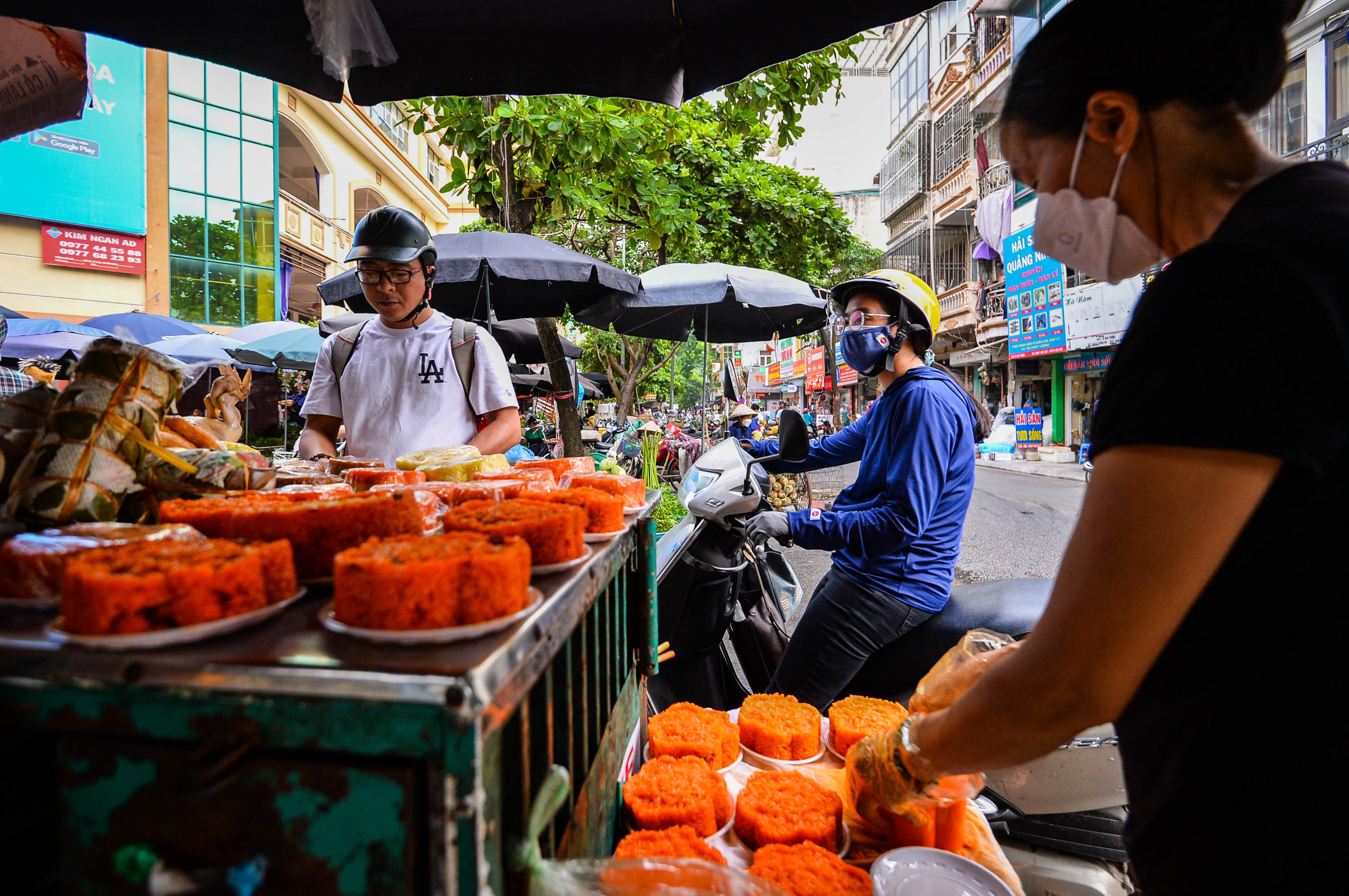 Xôi, gà, giò chả cũng có đông đúc khách ghé mua. Chị Lương cho biết mới đầu tháng nên khách chủ yếu mua đồ làm sẵn.