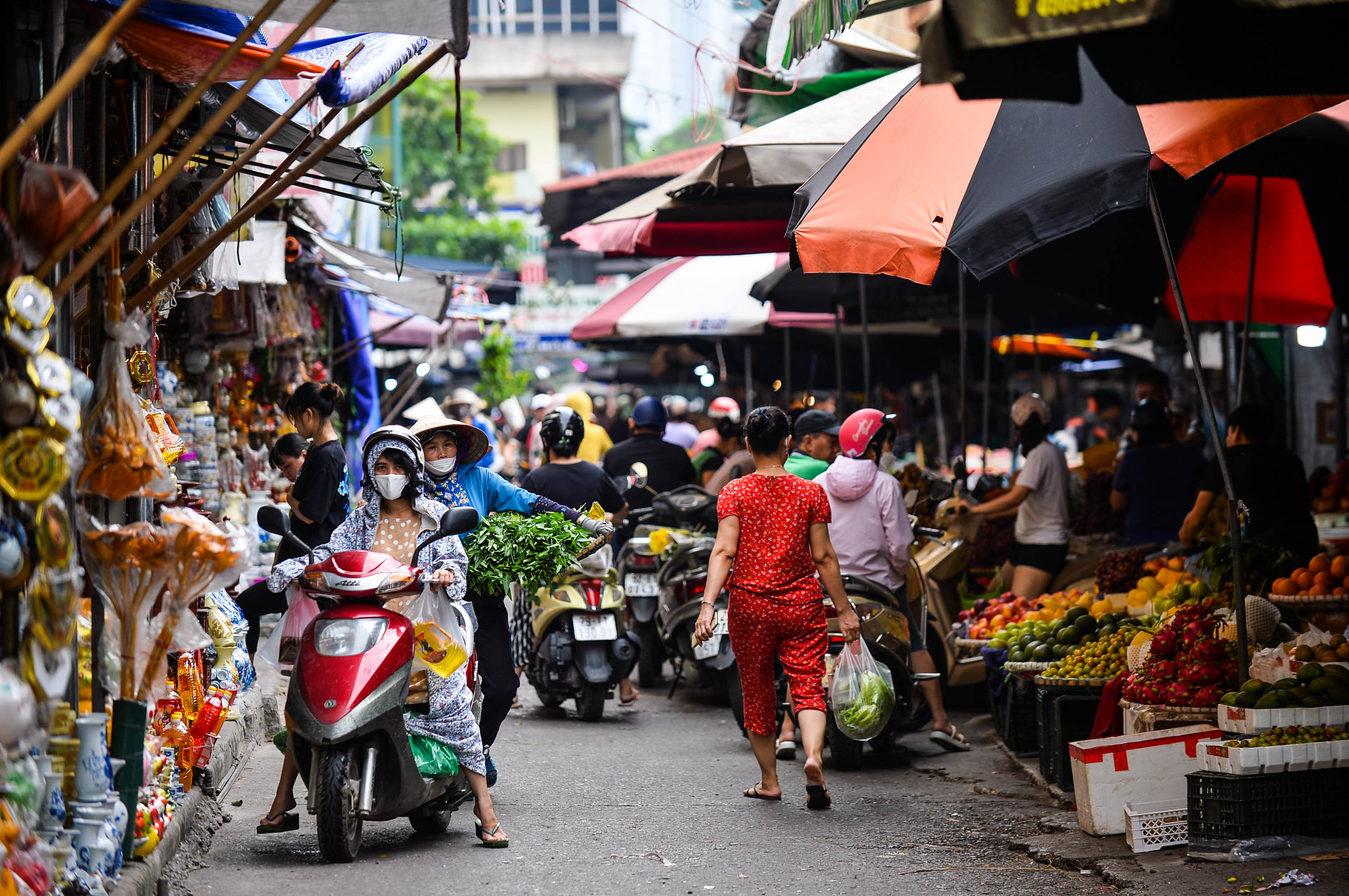 Sáng 1/7 Âm lịch, nhiều người ở Hà Nội đi mua đồ cúng ở các chợ lớn nhỏ nhân ngày đầu tháng 