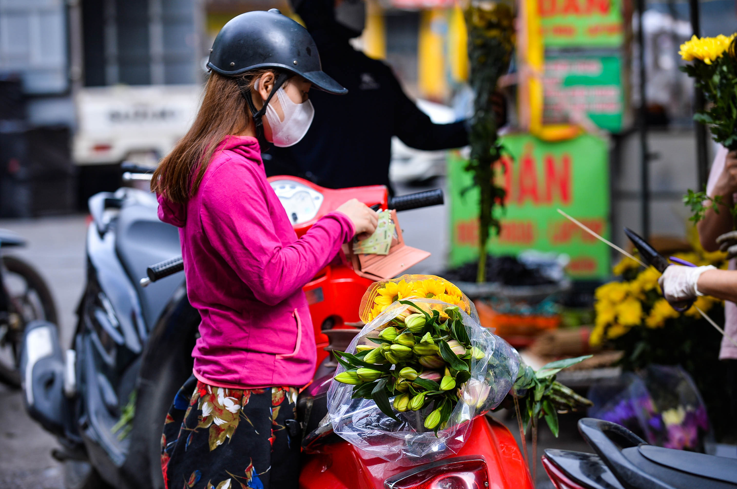 Hiện tại, giá cả tiêu dùng tăng cao cũng khiến nhiều người chi tiêu dè dặt hơn trước. 