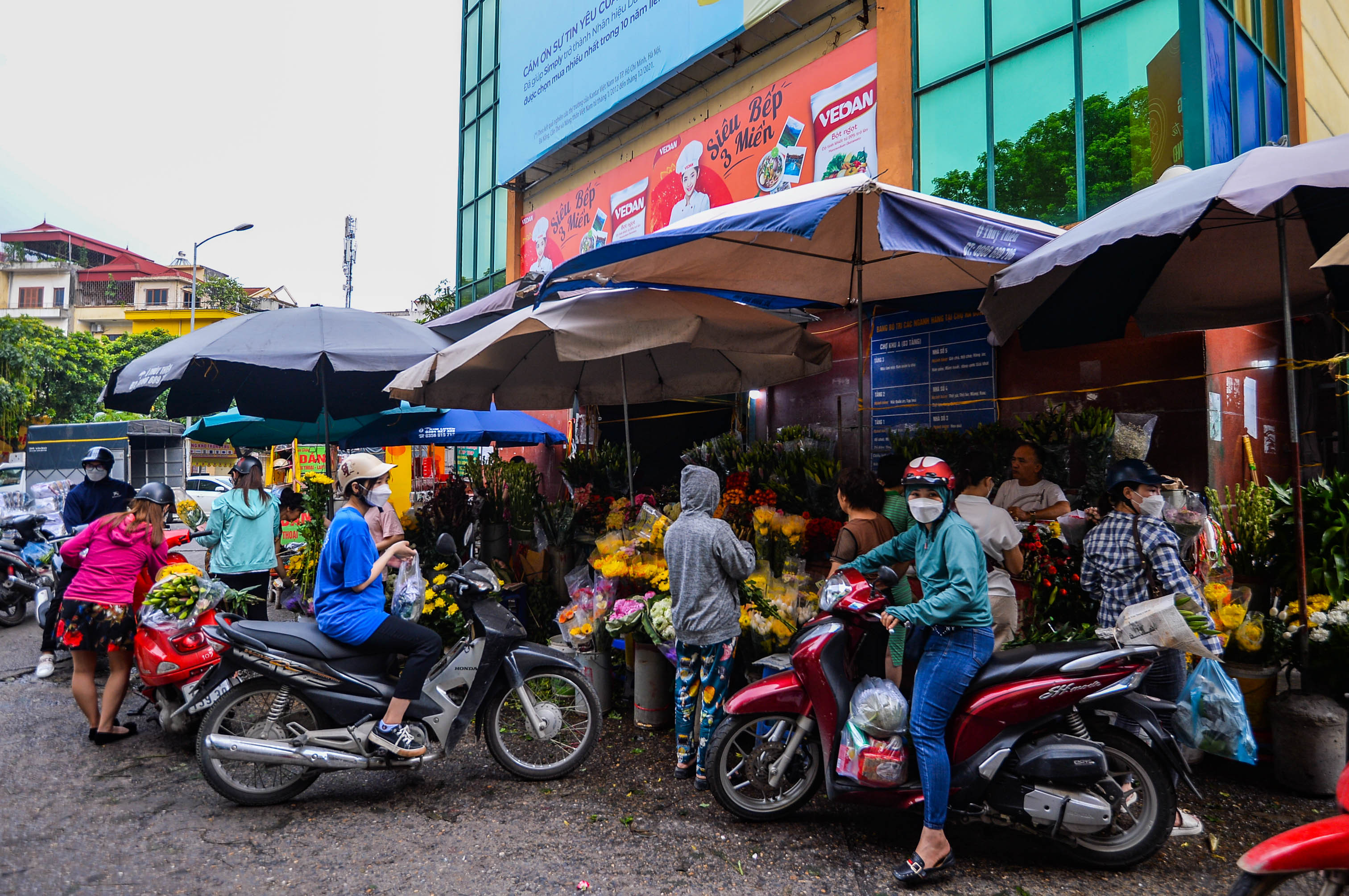 Tại chợ Hà Đông (quận Hà Đông), cảnh tấp nập khách ngay từ sớm. Các hàng bán hoa cúc đông người ghé chọn mua nhất. 