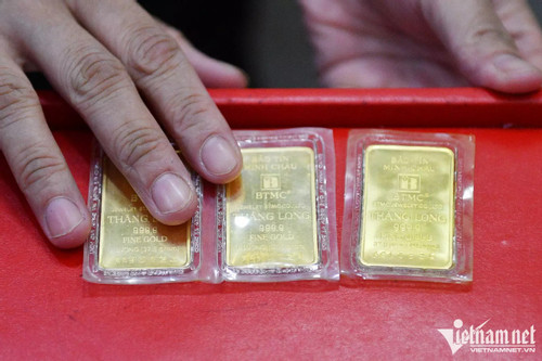 Gold prices fluctuate, sell-buy price gap widens