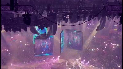 Màn hình khổng lồ rơi xuống sân khấu khi đang biểu diễn, 2 người bị thương nặng