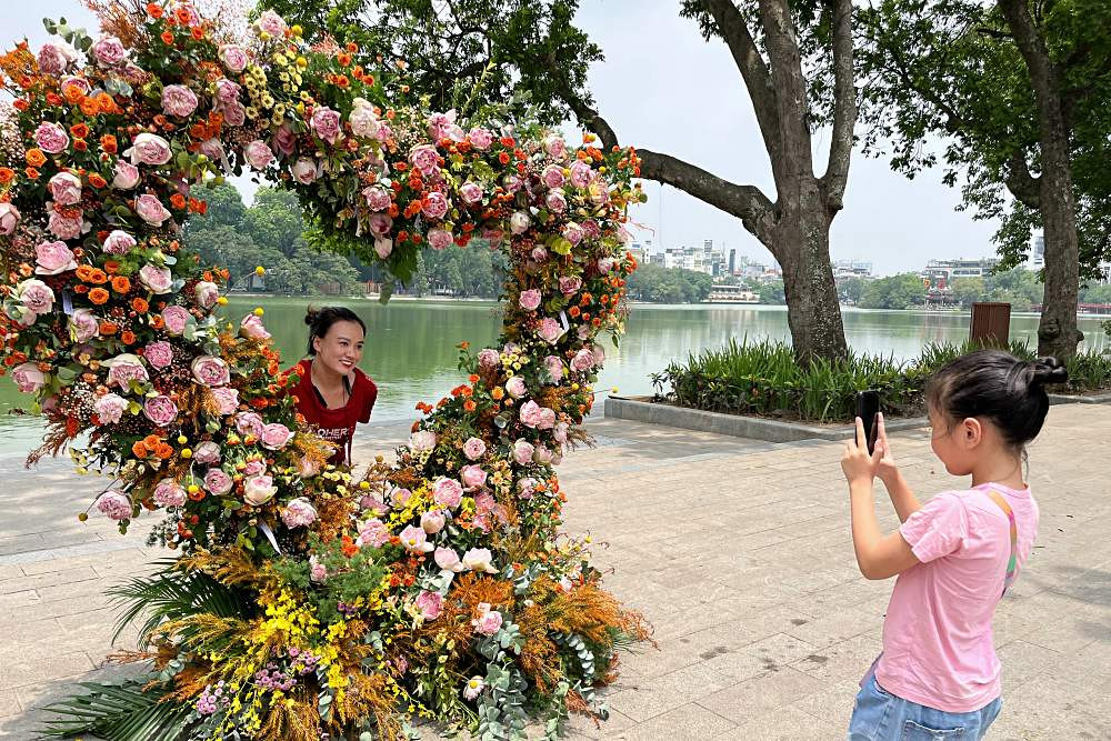 Sen bách diệp kết trái tim khổng lồ quanh hồ Hoàn Kiếm, du khách thích thú check-in