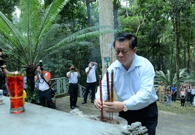 Trưởng Ban Tuyên giáo Trung ương dâng hương tại Khu di tích Căn cứ Trung ương Cục miền Nam