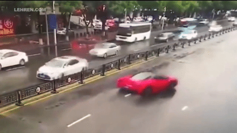 Vừa thuê Ferrari đi chơi, cô gái gây tai nạn khiến siêu xe bẹp rúm