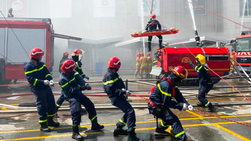 Diễn tập cứu hàng trăm người kẹt trong đám cháy lớn ở Trung tâm Thương mại