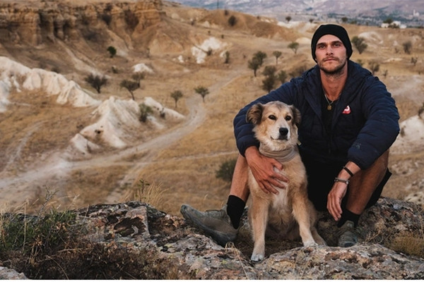 Chàng trai Mỹ đi bộ quanh thế giới với chó cưng trong 7 năm