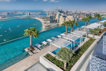 Ngắm view triệu đô của bể bơi vô cực tầng 77 cao nhất thế giới