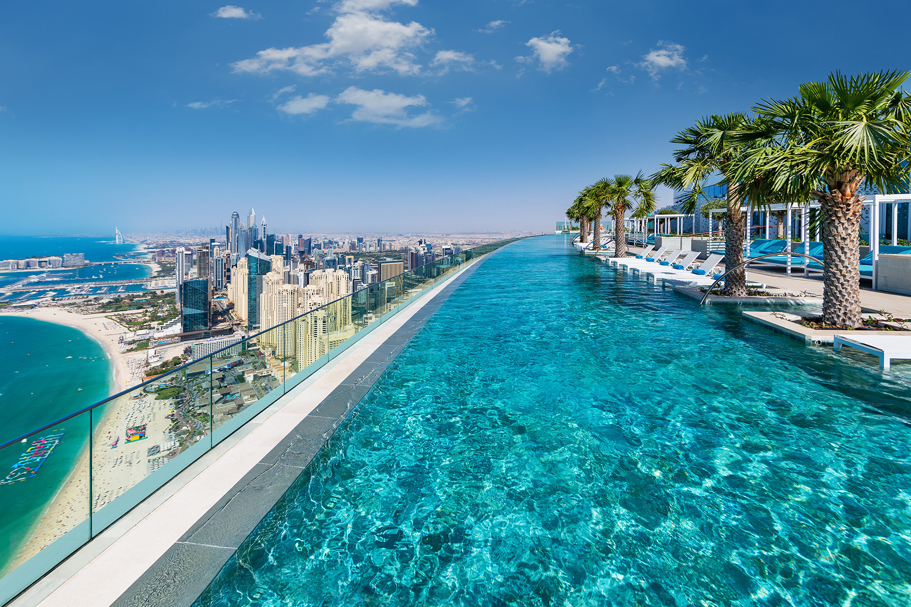 Bể bơi vô cực lớn nhất thế giới tại Dubai khiến du khách trầm trồ