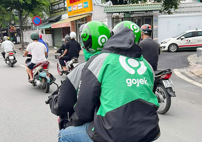 Hoa mắt với… xăng! -0