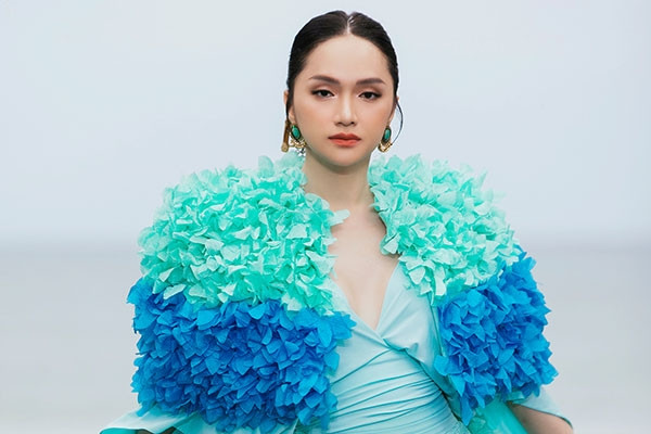 Hương Giang hóa nữ hoàng biển xanh