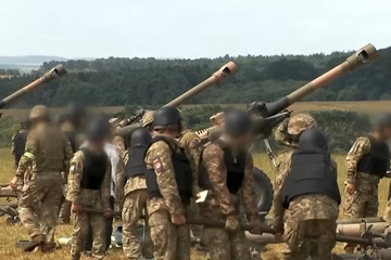 Hình ảnh lính Ukraine được huấn luyện sử dụng khí tài phương Tây ở Anh